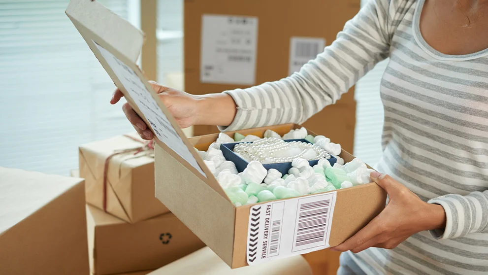 Real-time global jewelry order tracking and secure delivery transit