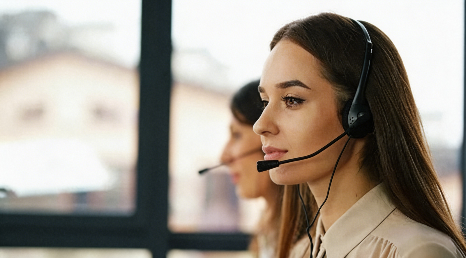 Customer support representative assisting client